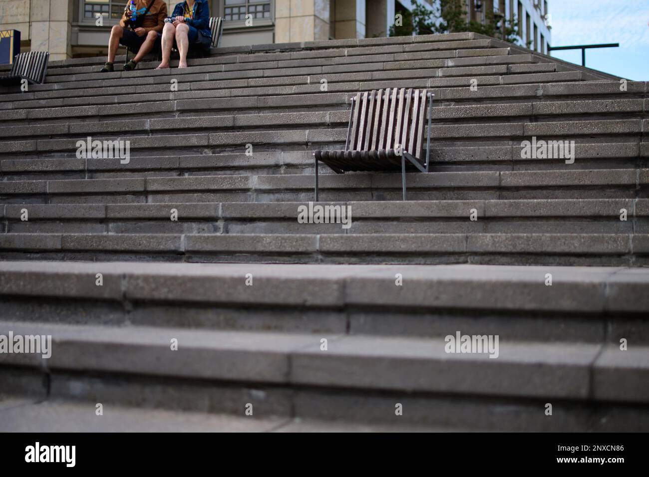 Kleiner Holzstuhl, der oben auf der Treppe steht Stockfoto