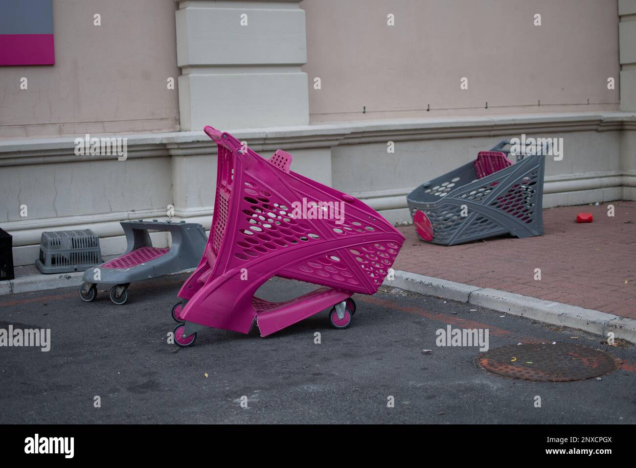 Kaputte Kunststoff-Einkaufswagen vor dem Einkaufszentrum Stockfoto