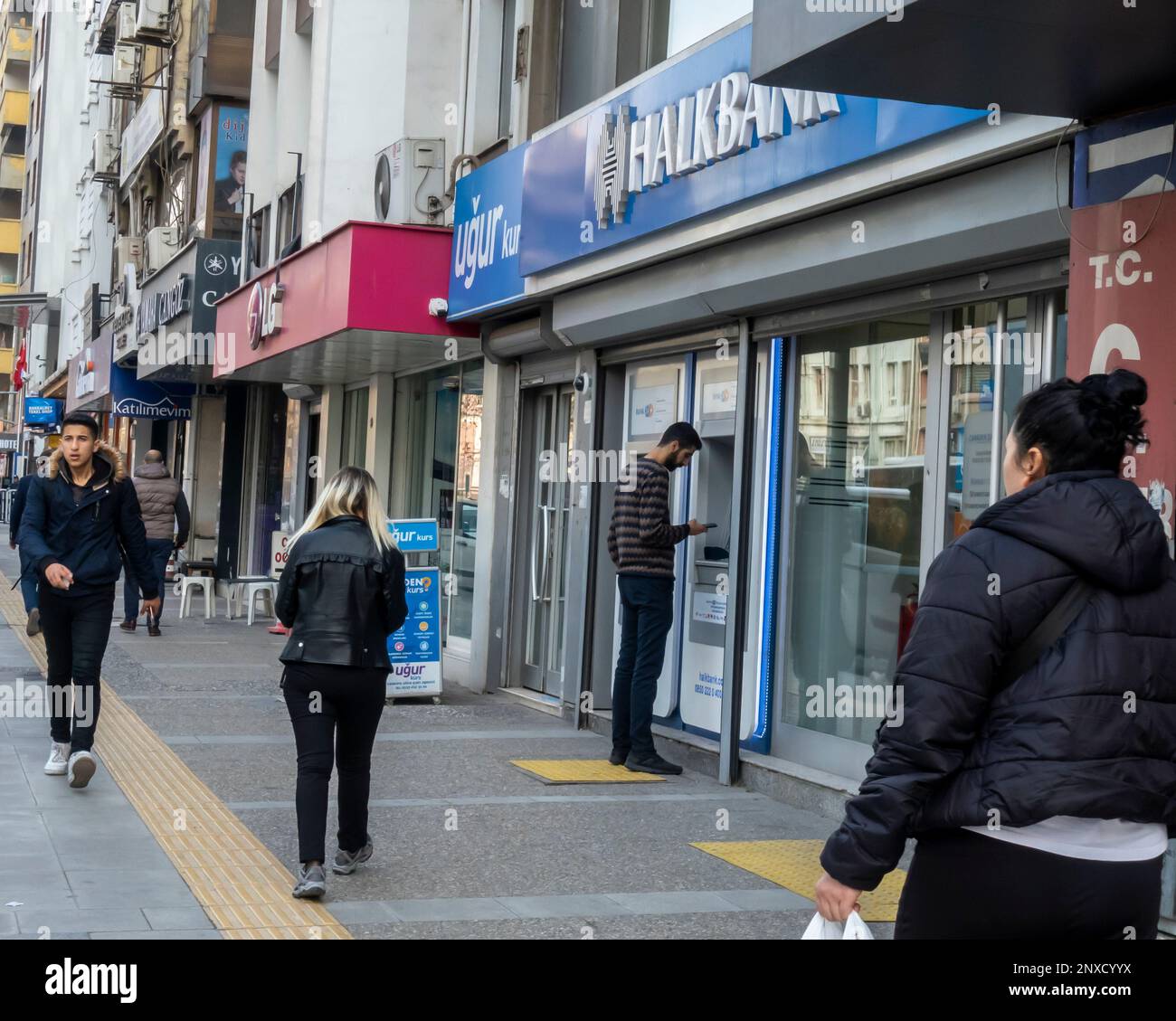 Halkbank Geldautomat in Izmir Türkei Stockfoto