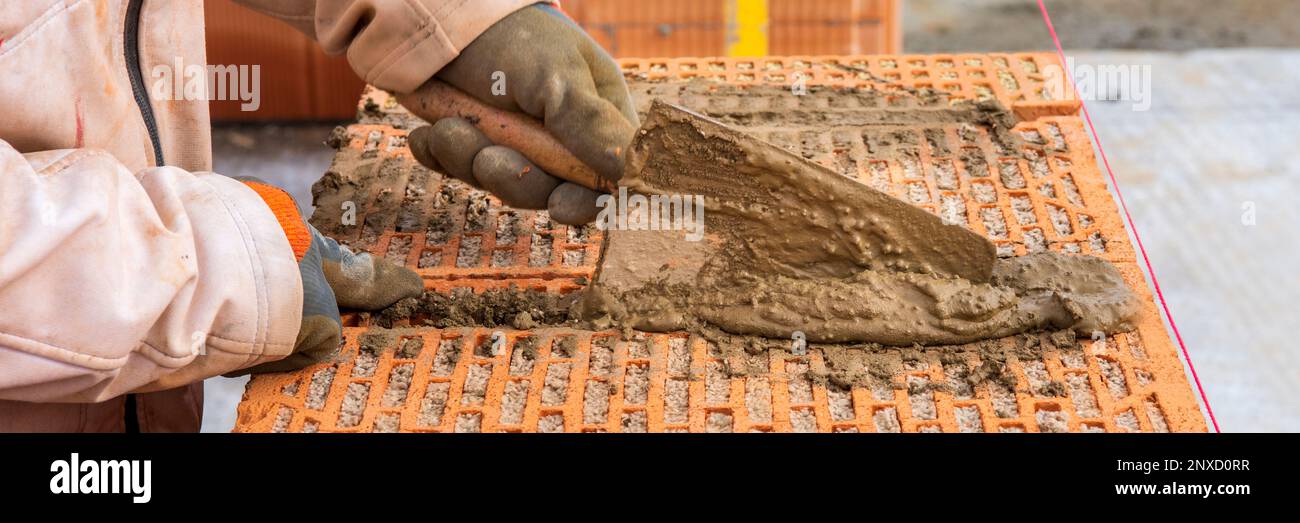 Maurer bei der Arbeit in einem neuen Haus im Bau Stockfoto