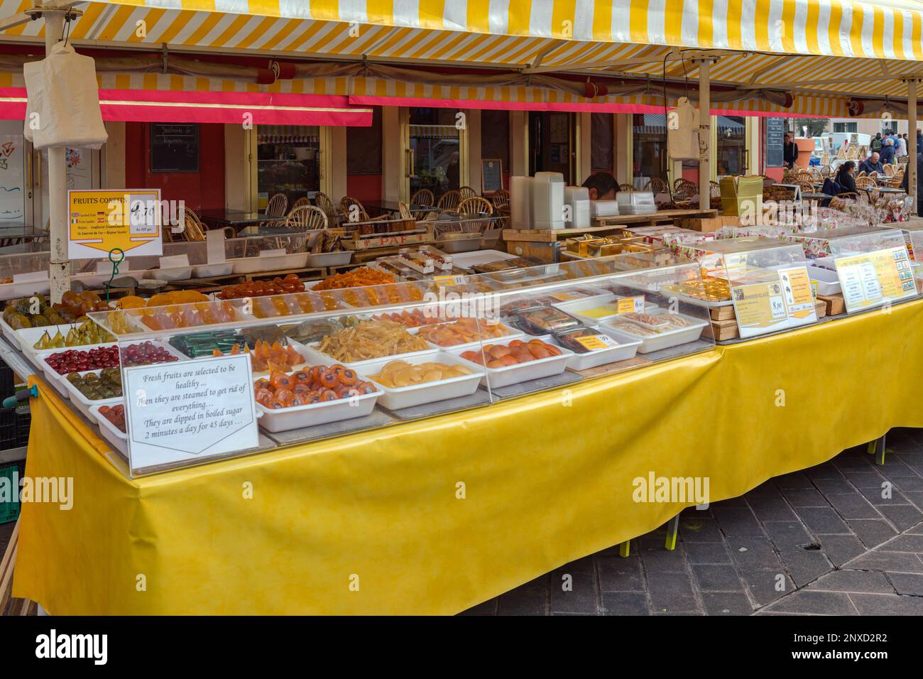 Nizza, Frankreich - 31. Januar 2018: Traditionelle kandierte Fruchtsüßen auf dem Saleya Market. Stockfoto