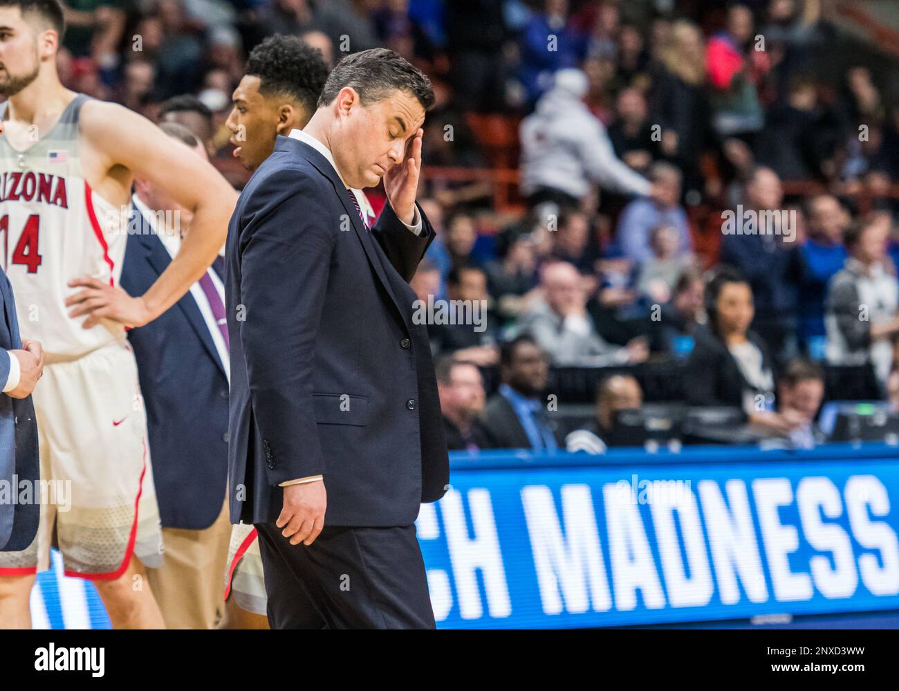 BOISE, ID - MARCH 15:Head Coach Sean Miller of the Arizona Wildcats ponders the situation of the game during the NCAA Division I Men's Championship First Round game between the Arizona Wildcats and the Buffalo Bulls on Thursday, March 15, 2018 at the Taco Bell Arena in Boise, Idaho. (Photo by Douglas Stringer/Icon Sportswire) (Icon Sportswire via AP Images) Stockfoto