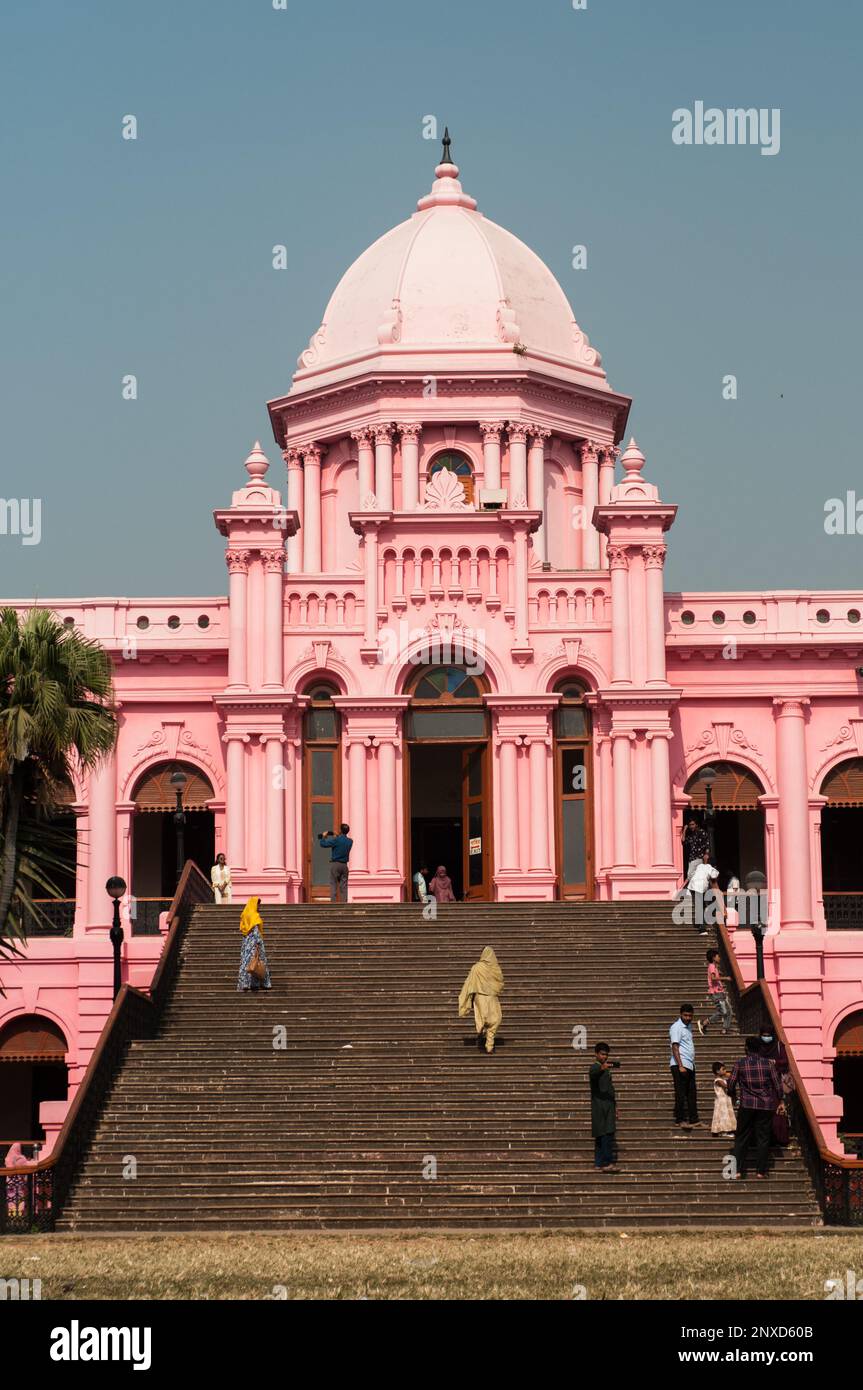 Das größte denkmalgeschützte Gebäude in Dhaka, Bangladesch, ist bekannt als „Ahsan Manzil“ Stockfoto