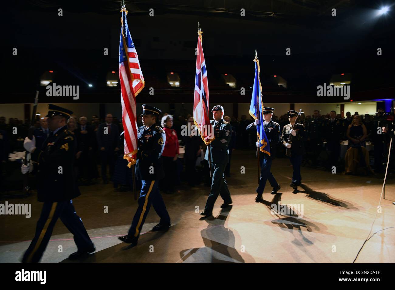 Der Farbenschutz wird bei der offiziellen Eintrittszeremonie des American Meal Banquet, das von der Minnesota National Guard im Roy Wilkins Auditorium in St. ausgerichtet wird, wahrgenommen Paul, Minnesota am 4. Februar 2023. Rund 400 US-Bürger und norwegische Militärangehörige werden an der Veranstaltung anlässlich des 50.-jährigen Bestehens der Norwegischen Gegenseitigkeitsbörse (NOREX) teilnehmen, der am längsten laufenden Partnerschaft für den militärischen Austausch zwischen zwei Nationen. Fotos der Nationalgarde von Minnesota: Master Sgt. Paul Santikko Stockfoto