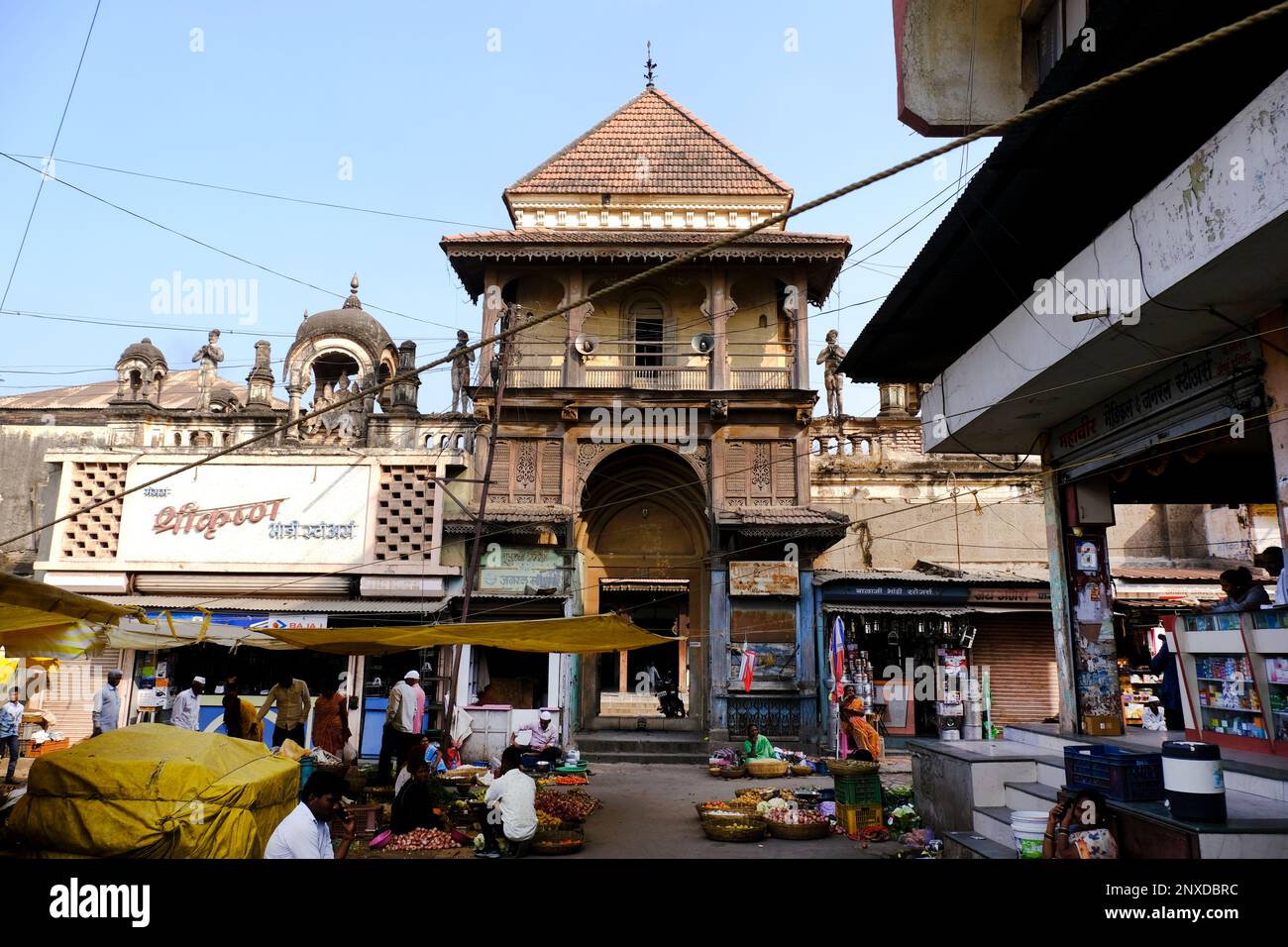 30. Februar 2023, Nageshwar Shiv Tempel in Phaltan geschäftiger Gemüsemarkt. Phaltan, Satara, Indien. Stockfoto