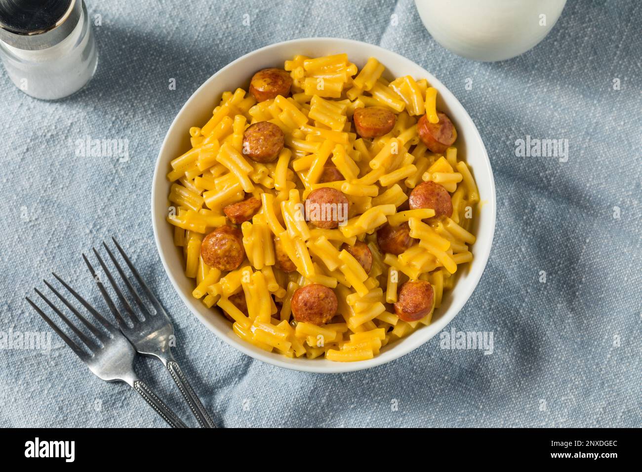 Hot Dog Macaroni und Käseessen in einer Schüssel Stockfoto
