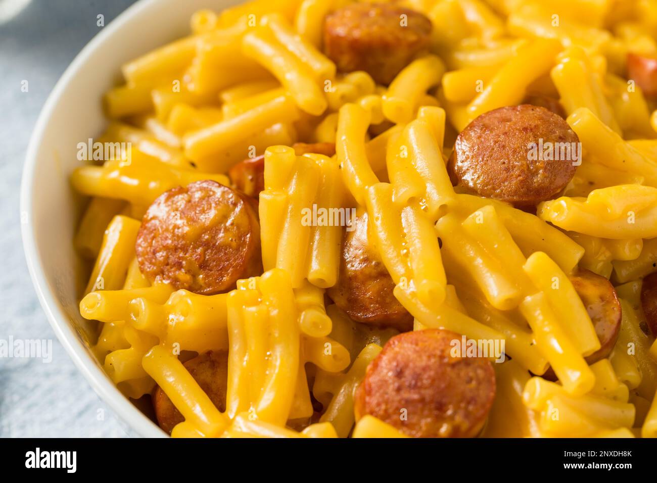 Hot Dog Macaroni und Käseessen in einer Schüssel Stockfoto