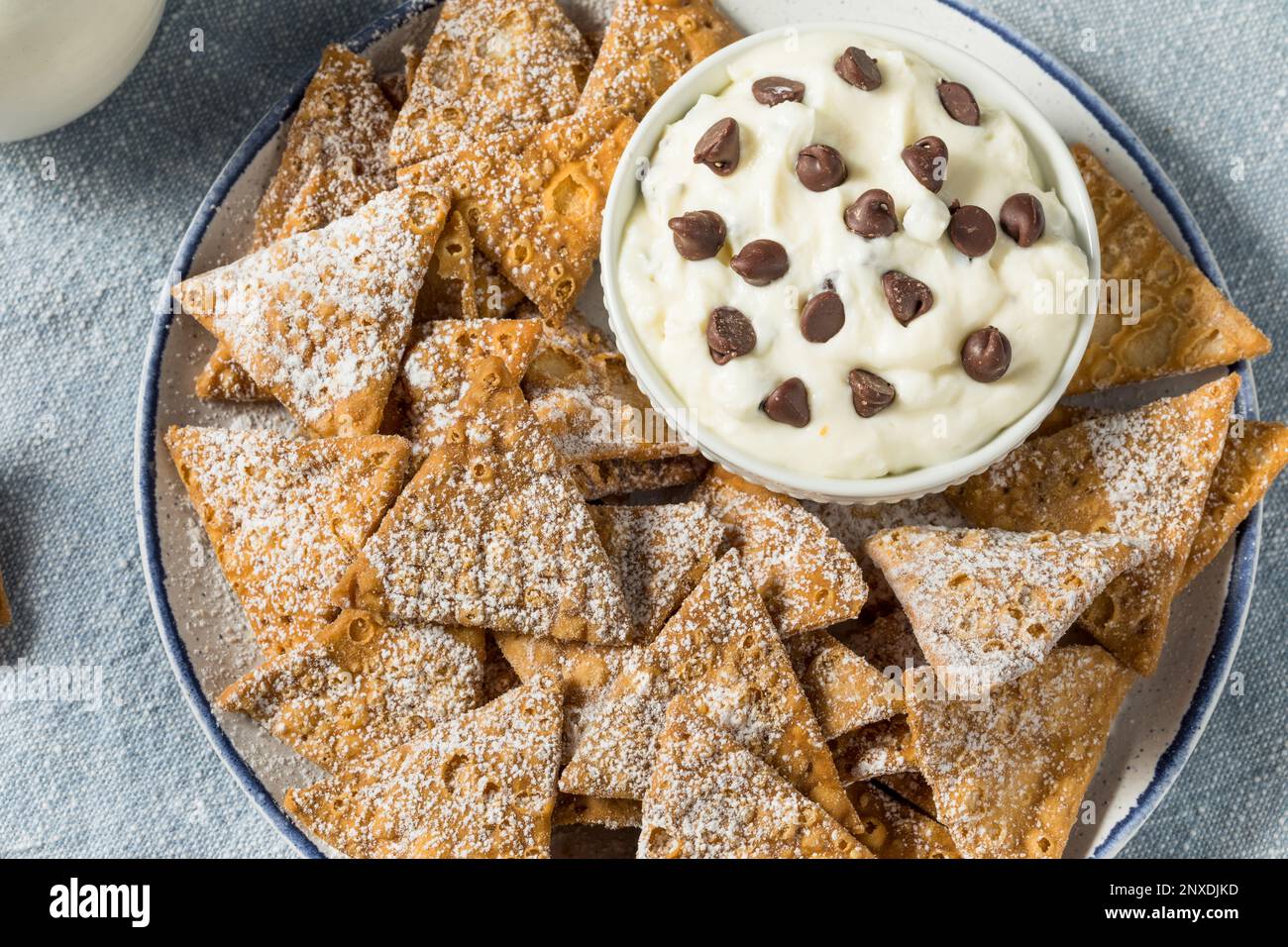 Hausgemachte Cannoli Chips mit Ricotta Dip und Schokoladenchips Stockfoto