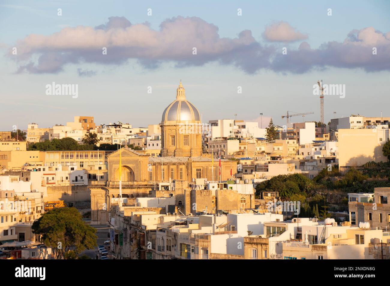 Kalkara, Malta - 13. November 2022: Blick auf Wohnhäuser mit der Kirche Saint Joseph von Birgu Stockfoto