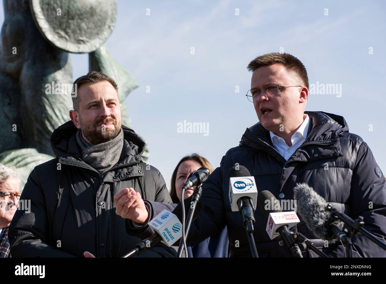 Wladyslaw Kosiniak-Kamysz (L) und Szymon Holownia (R) sind während der Pressekonferenz zu sehen. Während einer Pressekonferenz in Warschau gaben die Führer der Polska-2050-Partei (Polen 2050) - Szymon Holownia und der PSL (Polnische Volkspartei) - Wladyslaw Kosiniak-Kamysz einen gemeinsamen Start bei den Parlamentswahlen im Herbst bekannt und stellten ihr Programm namens "Gemeinsame Liste der Angelegenheiten" (Wspolna Lista Spraw) vor. Stockfoto