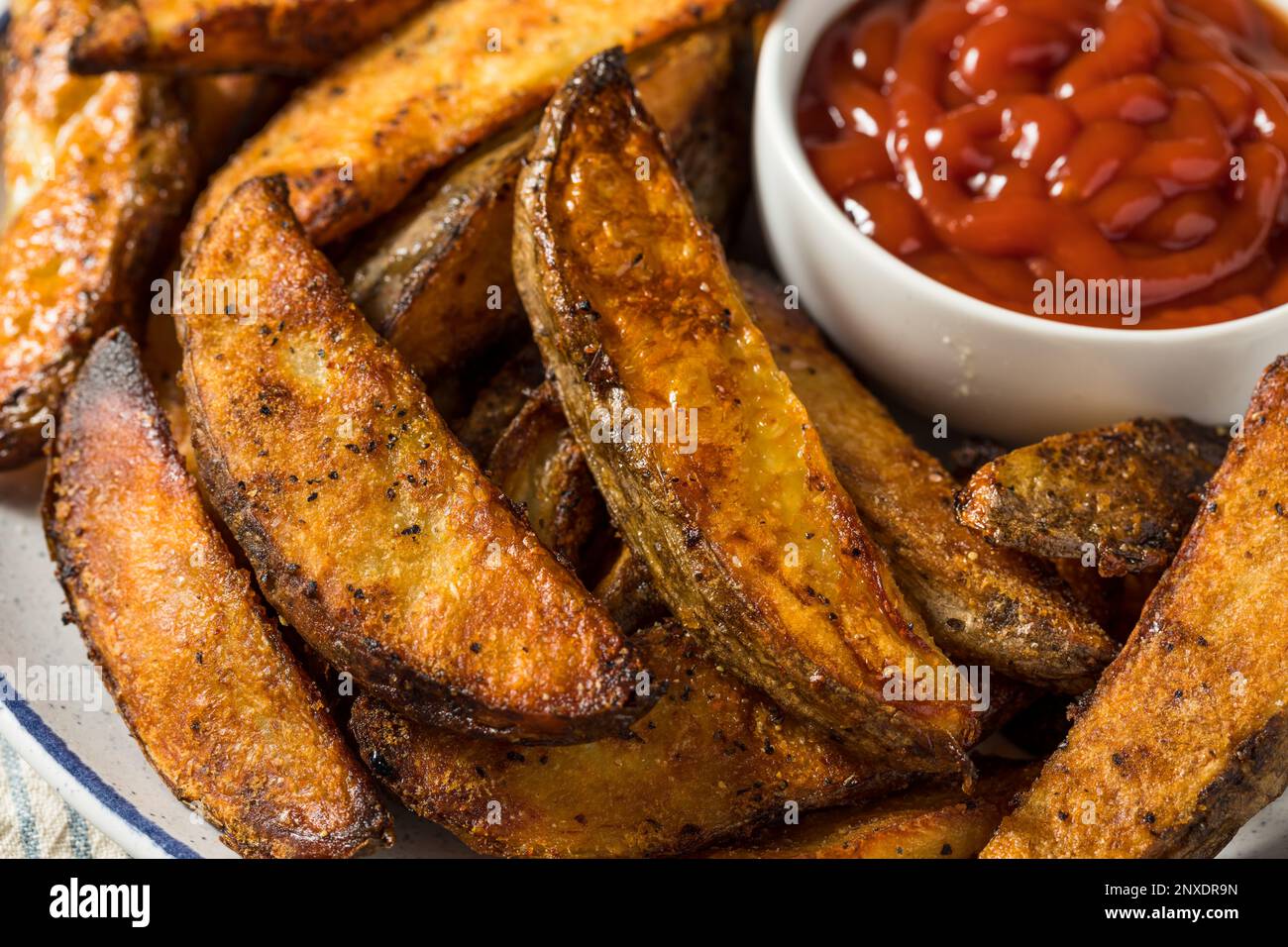 Hausgemachte Pommes frites mit Kartoffelkeil und Ketchup Stockfoto