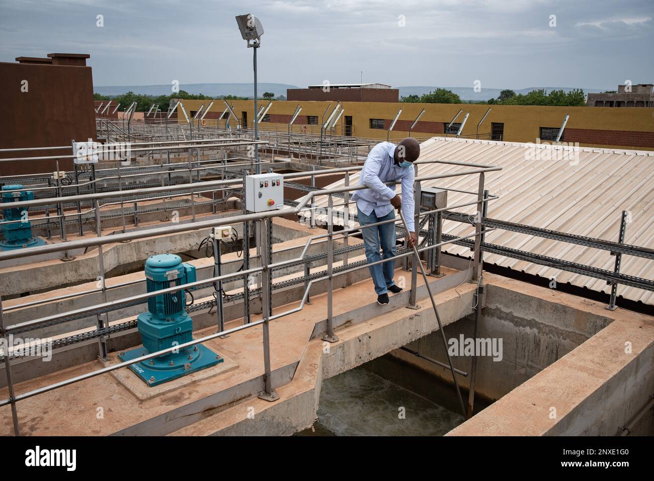 Nicolas Remene / Le Pictorium - Wasseraufbereitungsanlage für den Fluss Kabala Niger. - 19/5/2021 - Mali / Bamako / Bamako - Kalilou dem, ein Motor Stockfoto