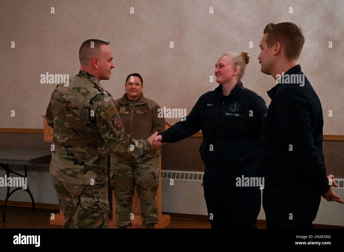 USA Air Force Chief Master Sgt. David R. Wolfe, Pacific Air Forces Command Chief, Cowards Staff Sgt. Paige Woods, 354. Healthcare Operations Squadron Sanitäter-Dienste Journeyman, während eines Base-Besuchs auf der Eielson Air Force Base, Alaska, 4. Januar 2023. Während des Besuchs hat Wolfe sieben Flugzeuge und einen Soldaten für ihre herausragenden Leistungen und Leistungen ausgezeichnet. Stockfoto