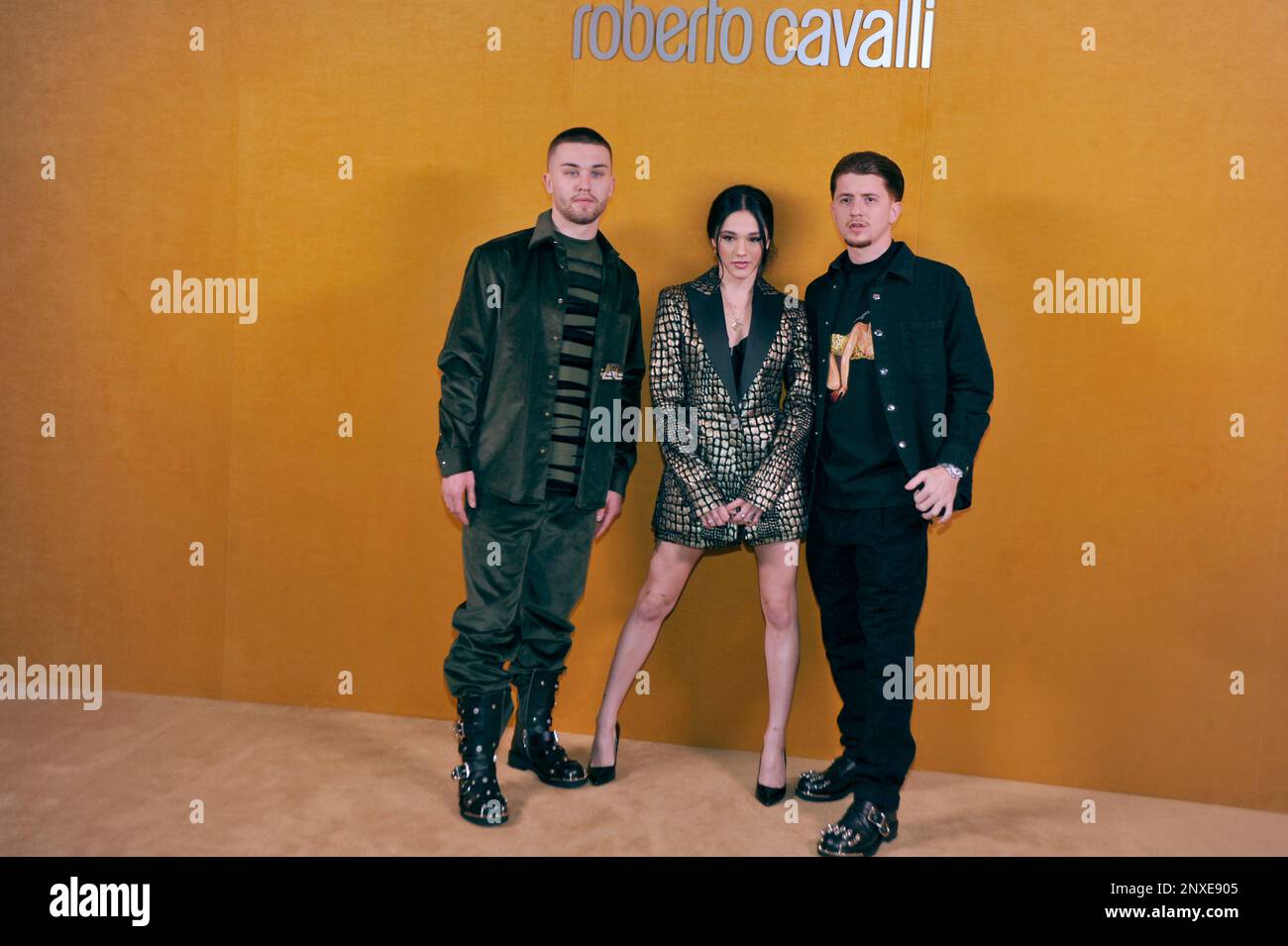 MAILAND, ITALIEN - FEBRUAR 22: Artem Tkachuk, Maria Esposito und Antonio Orefice kommen bei der Modenschau Roberto Cavalli während der Mailänder Fa an Stockfoto