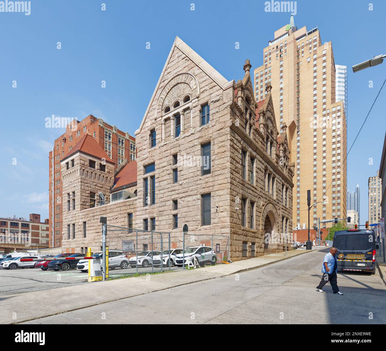 Pittsburgh Downtown: 542 Fourth Avenue, ehemals Allegheny County Morgue, wurde im Richardsonian Romanesque entworfen. Stockfoto
