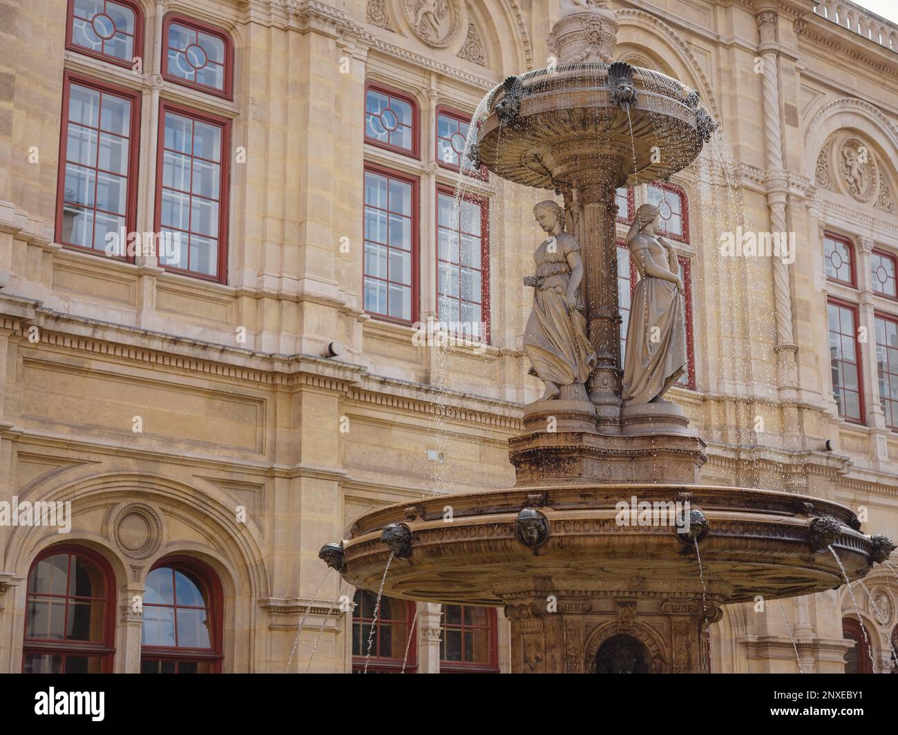 Schöner Opernbrunnen bedeutet unter der krönenden Allegorie der Musik. Die Wiener Staatsoper ist das größte Opernhaus in Österreich, eines der wichtigsten Opernzentren der Welt. Stockfoto