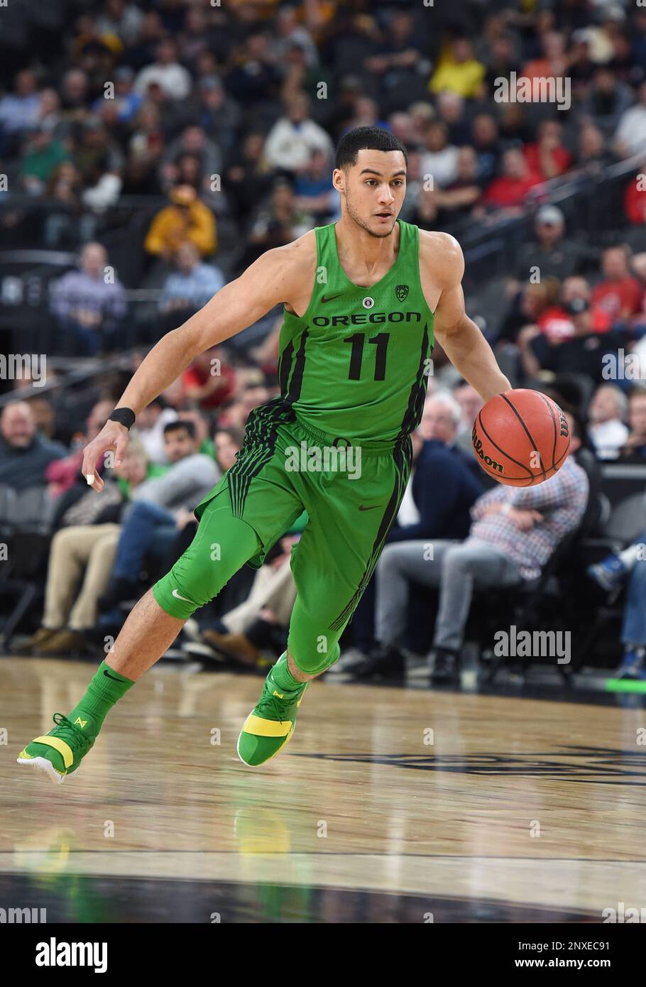 LAS VEGAS, NV - MARCH 08: Oregon forward Keith Smith (11) dribbles the ball during the PAC-12 Men's Basketball Tournament game between the Oregon Ducks and the Utah Utes on March 08, 2018 at T-Mobile Arena in Las Vegas, NV. (Photo by Chris Williams/Icon Sportswire) (Icon Sportswire via AP Images) Stockfoto