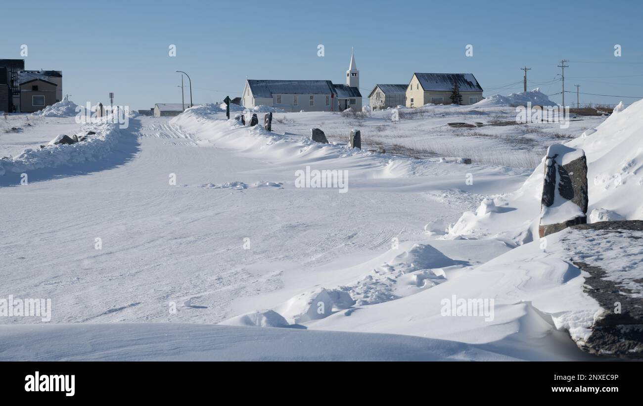 Schneebedeckte Straßenszene in Churchill, Manitoba, Kanada im Winter. Stockfoto