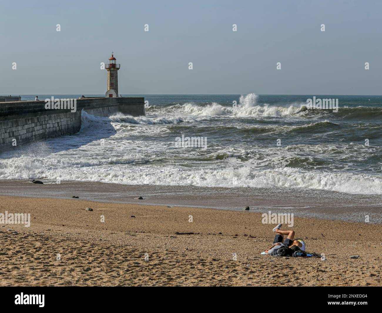 Porto, Portugal - 20. Oktober 2014: Carneiro Beach neben dem Wellenbrecher und Leuchtturm von Felgueiras, an der Mündung des Douro River, um einen jungen Menschen zu sehen Stockfoto