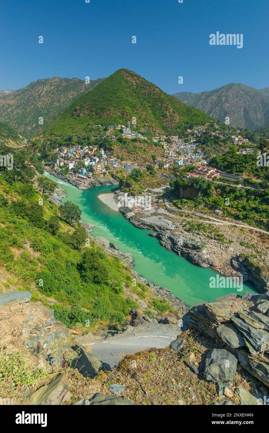 Devprayag, Godly Confluence, Garhwal, Uttarakhand, Indien. Hier trifft Alaknanda auf den Fluss Bhagirathi und beide Flüsse fließen dann weiter wie Ganges. Stockfoto