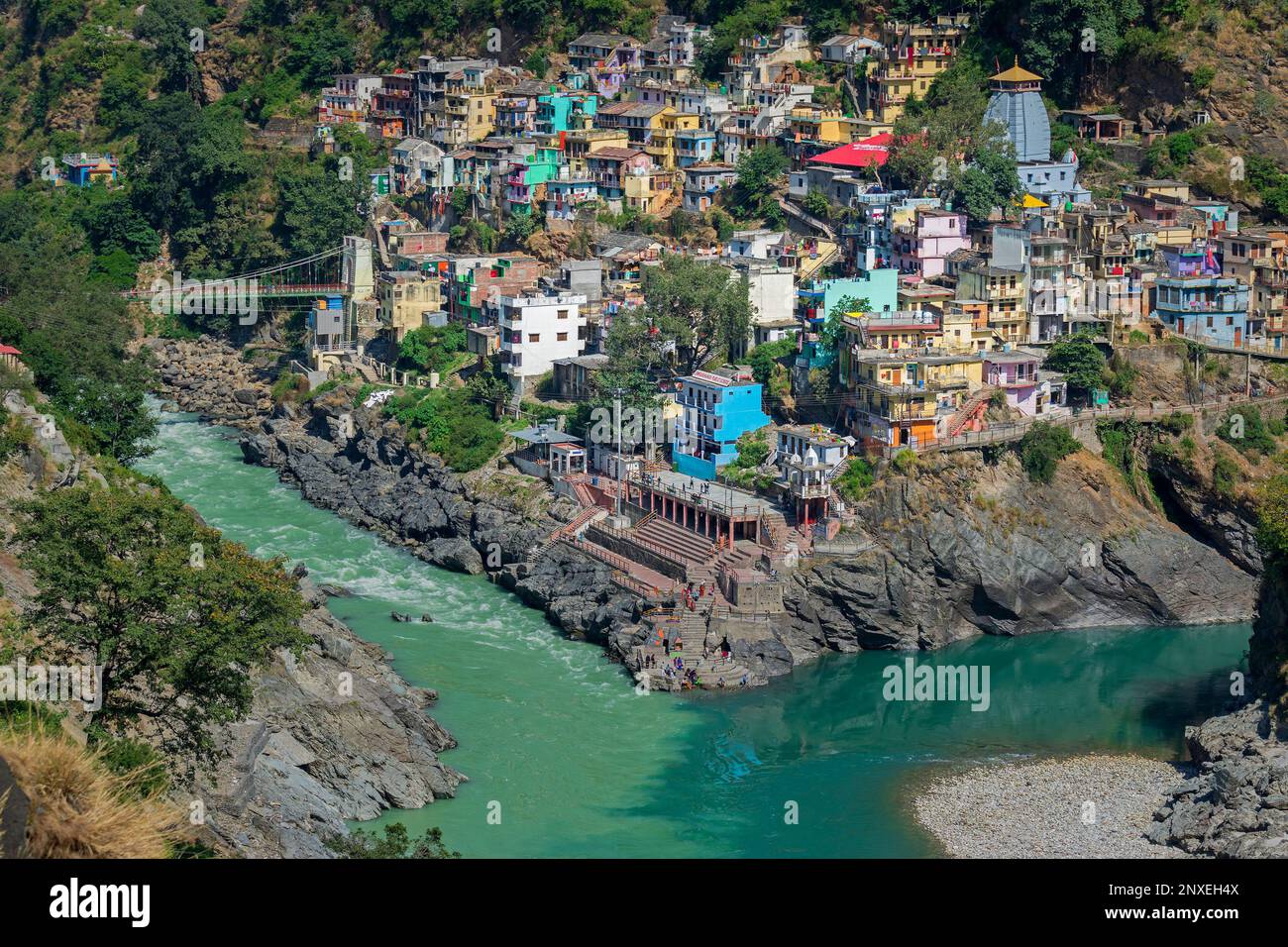 Hotels und Resorts in Devprayag, Garhwal, Uttarakhand, Indien. Bhagirathi River von der linken Seite und Alakananda River mit türkisblauer Farbe vom Bohrturm Stockfoto