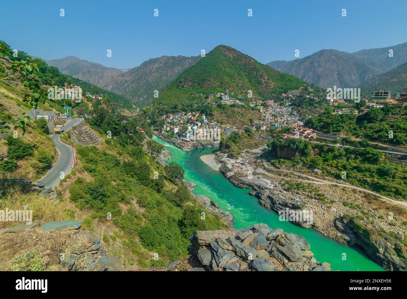 Devprayag, Godly Confluence, Garhwal, Uttarakhand, Indien. Hier trifft Alaknanda auf den Fluss Bhagirathi und beide Flüsse fließen dann weiter wie Ganges. Stockfoto