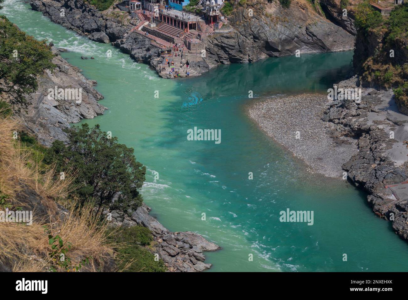 Bhagirathi von der linken Seite und Alakananda Fluss mit türkisblauer Farbe von der rechten Seite treffen sich in Devprayag, Heiliger Konflunece, Himalaya, Indien. Stockfoto