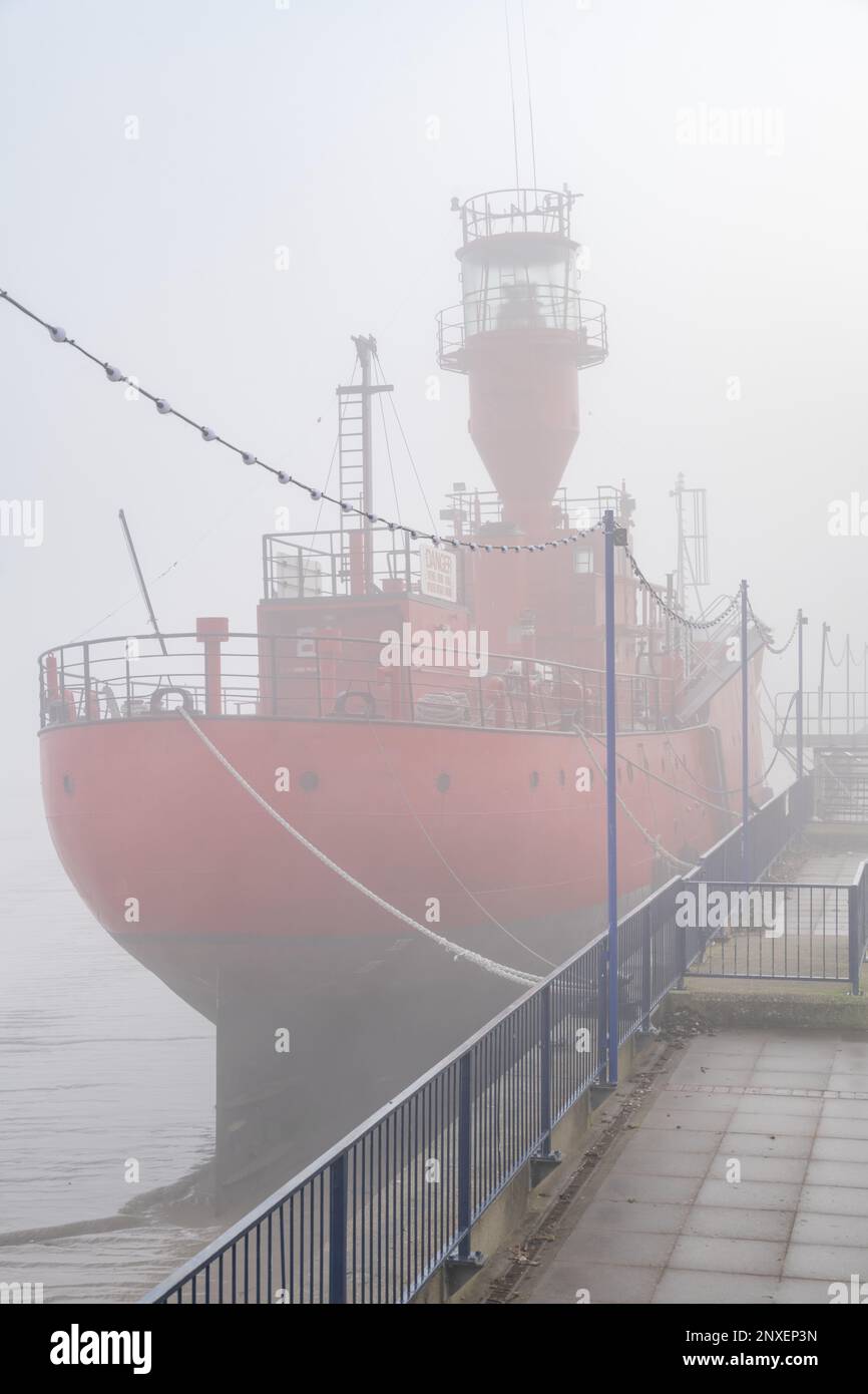 Lightship 21 ein Kunstzentrum, das an einem nebligen Wintermorgen an der Themse festsaß Stockfoto