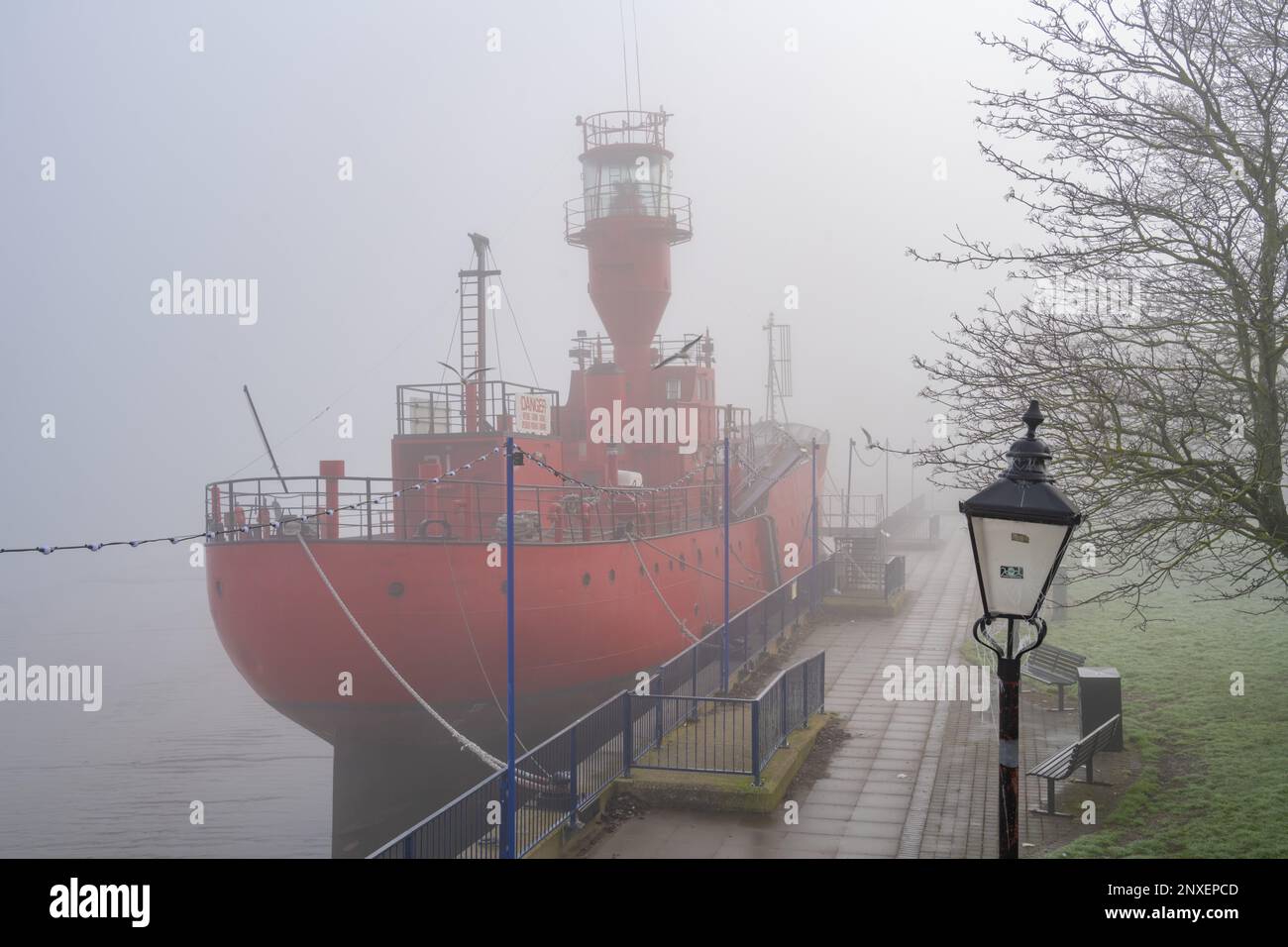 Lightship 21 ein Kunstzentrum, das an einem nebligen Wintermorgen an der Themse festsaß Stockfoto