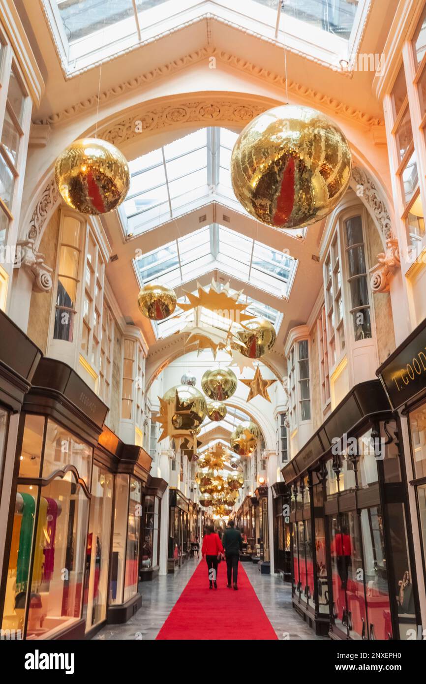 England, London, Piccadilly, die Burlington Arcade mit Weihnachtsdekorationen Stockfoto