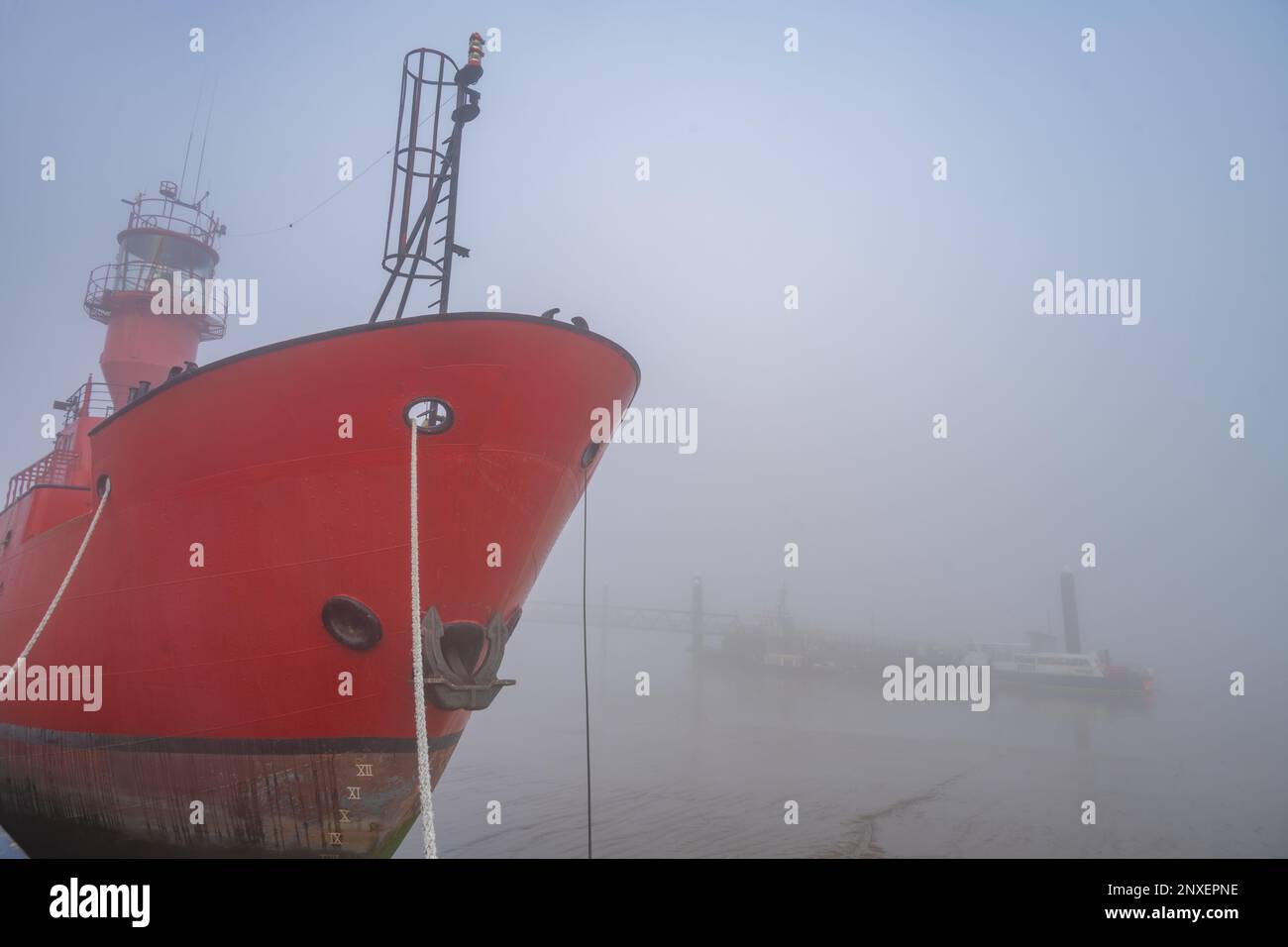 Lightship 21 ein Kunstzentrum, das an einem nebligen Wintermorgen an der Themse festsaß Stockfoto