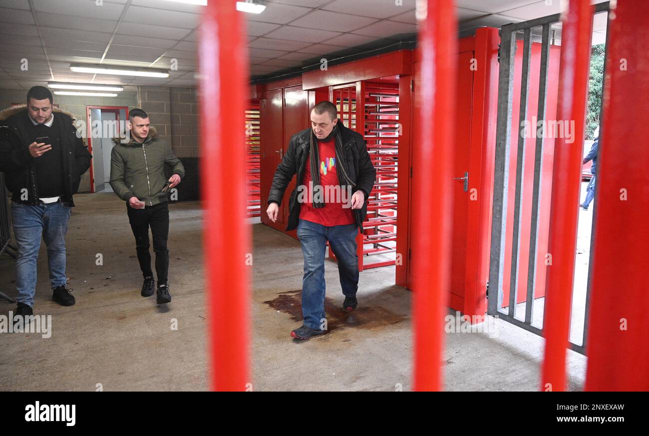 Fans kommen während des zweiten Spiels der EFL League zwischen Crawley Town und Carlisle United im Broadfield Stadium , Crawley , Großbritannien - 25. Februar 2023 nur redaktionelle Verwendung. Kein Merchandising. Für Fußballbilder gelten Einschränkungen für FA und Premier League. Keine Nutzung von Internet/Mobilgeräten ohne FAPL-Lizenz. Weitere Informationen erhalten Sie von Football Dataco Stockfoto
