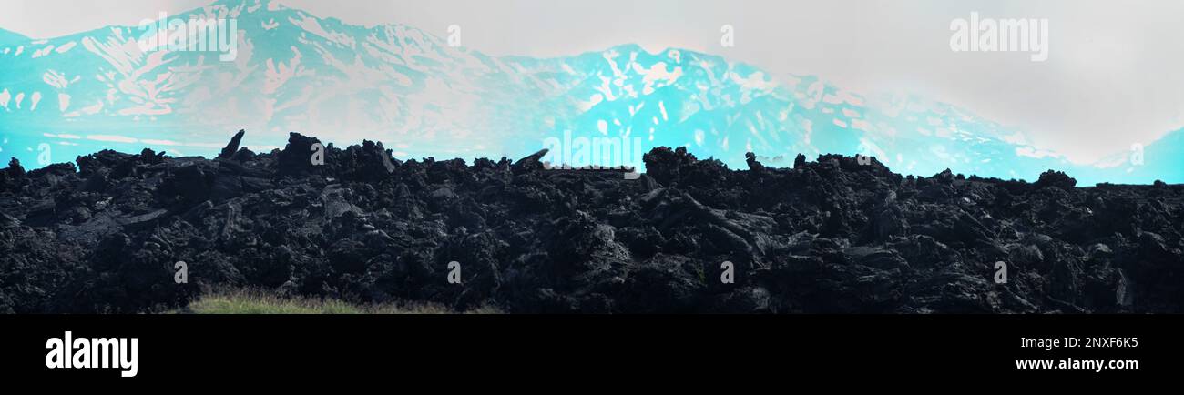 Panorama des basaltischen Lavaflusses. Scharfe, nicht verfestigte Kieselsäure (Raucherbereich) ist sehr zähflüssig und hat einen hohen Kieselsäuregehalt. Kamtschatka Stockfoto