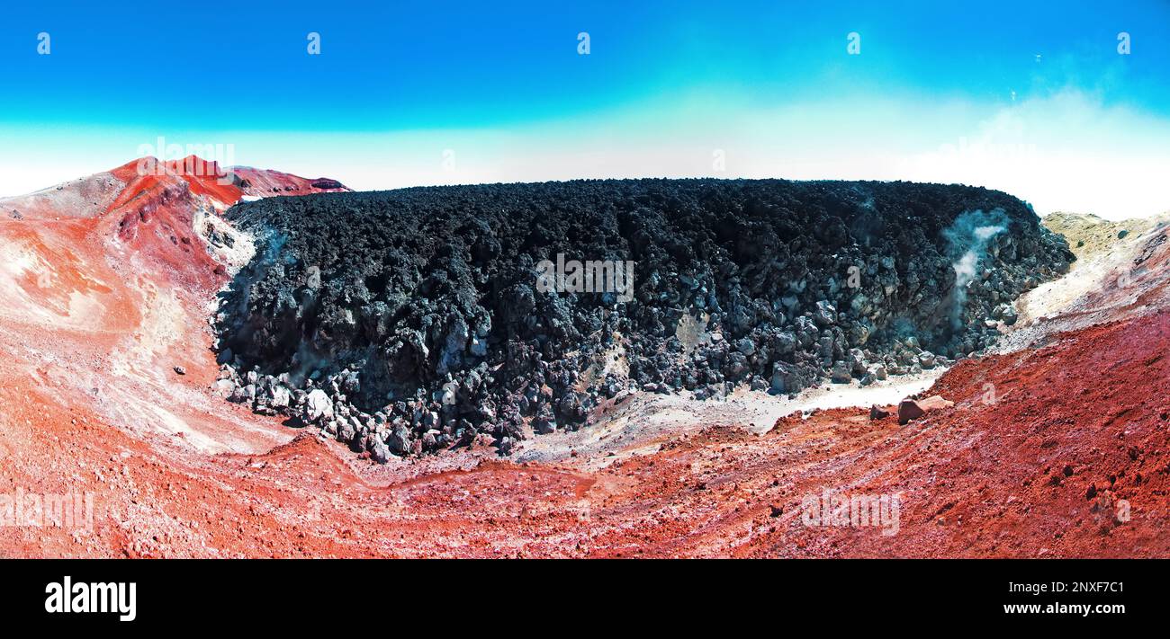 Vorsprung des Vulkanlava-Flusses. Viskose Lava (Typ aa) mit einem Überfluss an Kieselgel bewegt sich langsam entlang der Talsohle. Helle Androsol-Farbe ist auf Schwefelablagerungen zurückzuführen Stockfoto