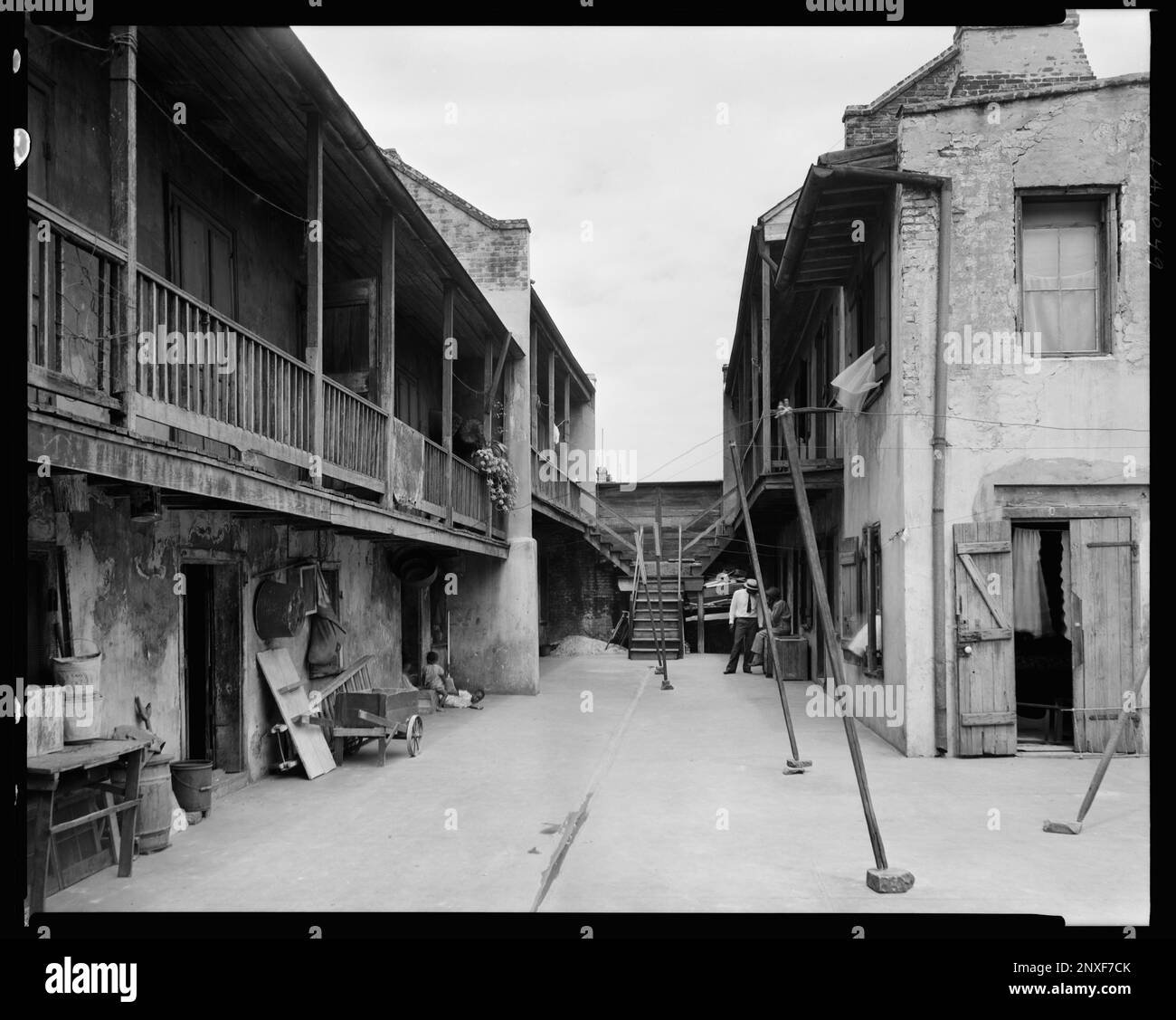 621 Dauphine St., New Orleans, Orleans Parish, Louisiana. Carnegie Survey of the Architecture of the South (Carnegie-Umfrage zur Architektur des Südens). Vereinigte Staaten, Louisiana, Orleans Parish, New Orleans, Gassen, Stadt- und Stadtleben, Wohnungen, Handgeländer. Stockfoto