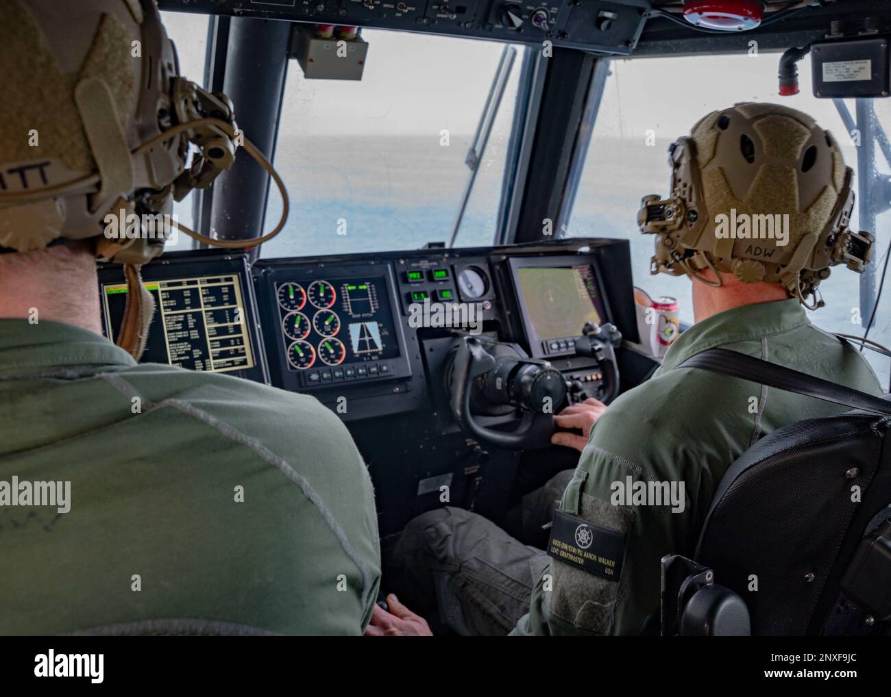 ATLANTIK – Matrosen, die der ACU (Assault Craft Unit) zugeteilt sind, betreiben Luftkissen von Landungsflugzeugen (LCAC) während der Bergungsarbeiten eines Hochgeballons im Atlantik am 8. Februar 2023. Auf Anweisung des Präsidenten der Vereinigten Staaten und mit voller Unterstützung der kanadischen Regierung, US-Kampfflugzeuge unter U.S. Die Northern Command Authority hat einen Überwachungsballon in großer Höhe im US-Luftraum und über US-Territorialgewässern zum Absturz gebracht. 4. Februar 2023. Aktiver Dienst, Reserve, Nationalgarde und Zivilpersonal planten und führten die Operation durch Stockfoto