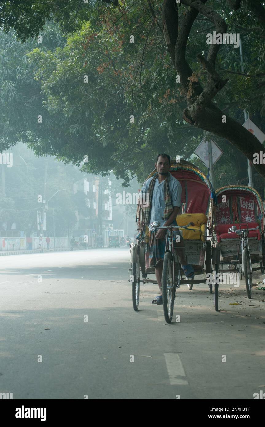 Bild von Boot auf dem Wasser in Sadarghat und Blick auf die Straße. Ein paar Blumenverkäufer in Dhaka, Bangladesch Stockfoto
