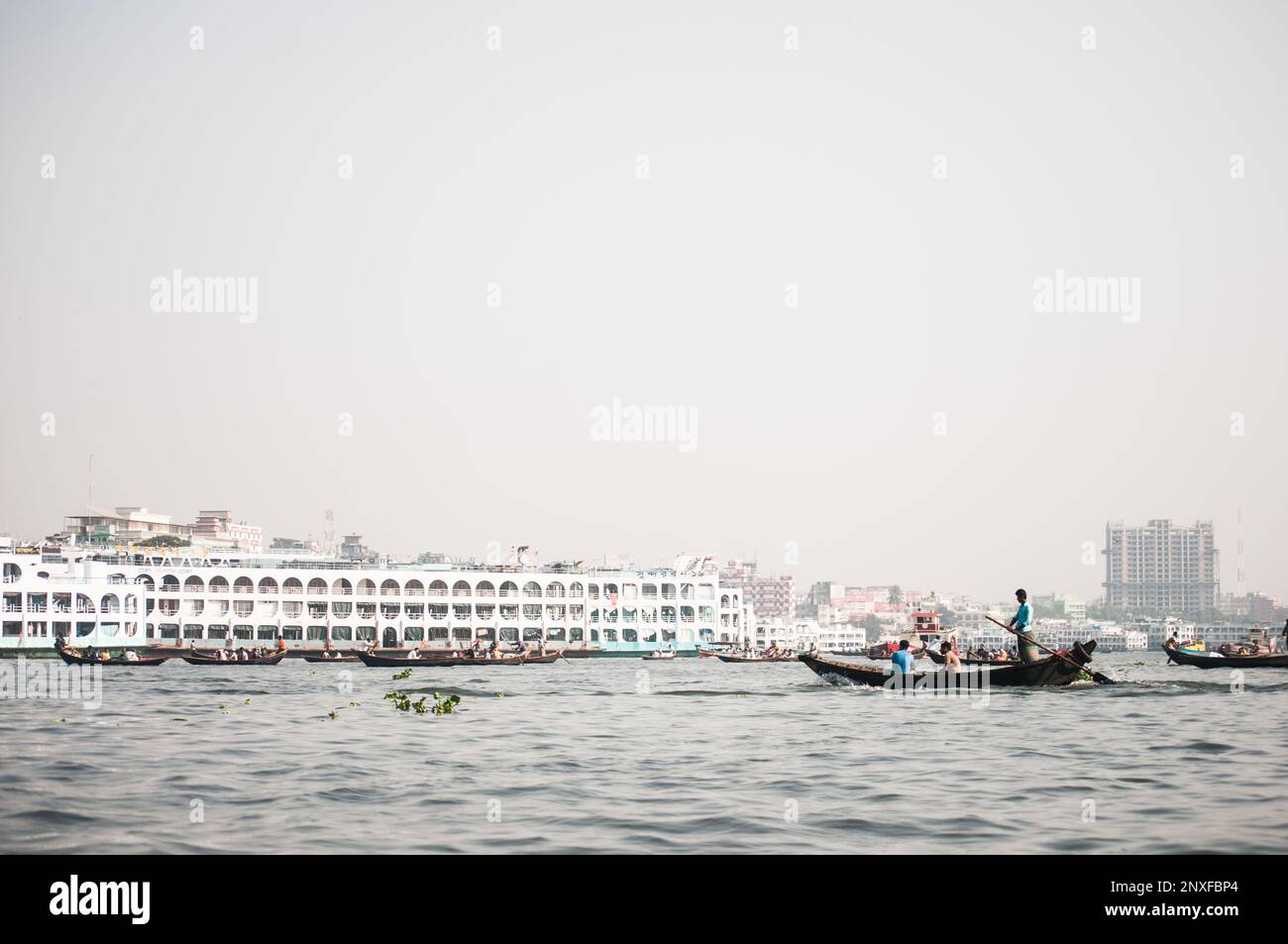 Bild von Boot auf dem Wasser in Sadarghat und Blick auf die Straße. Ein paar Blumenverkäufer in Dhaka, Bangladesch Stockfoto