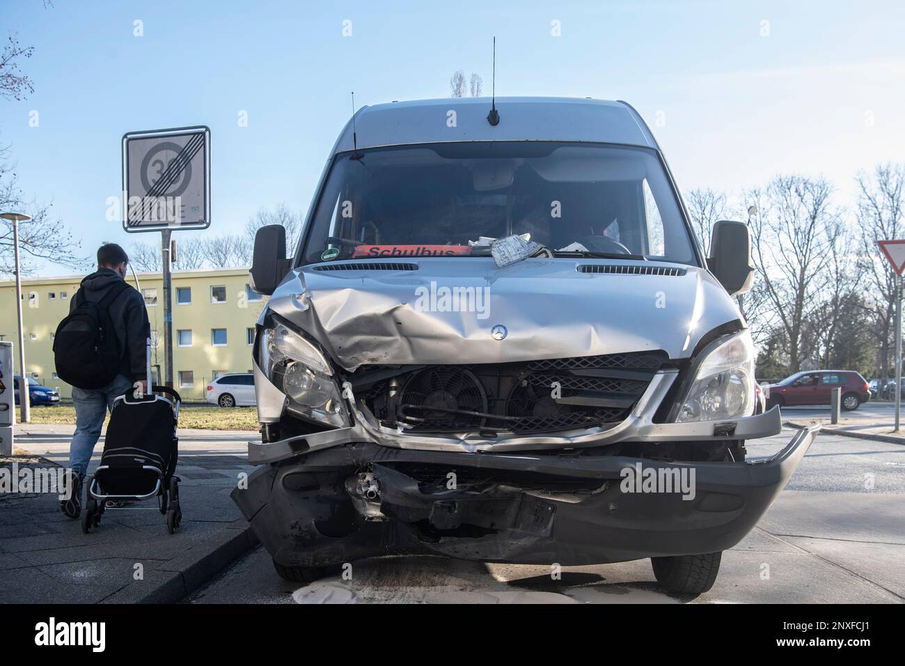 Berlin, Deutschland. 01. März 2023. Ein beschädigter kleiner Schulbus steht auf dem Falkenseer Chaussee in Spandau. Bei einem Zusammenstoß zwischen einem kleineren Schulbus und zwei Autos wurden mehrere Personen leicht verletzt, darunter mehrere Kinder. Kredit: Paul Zinken/dpa/Alamy Live News Stockfoto