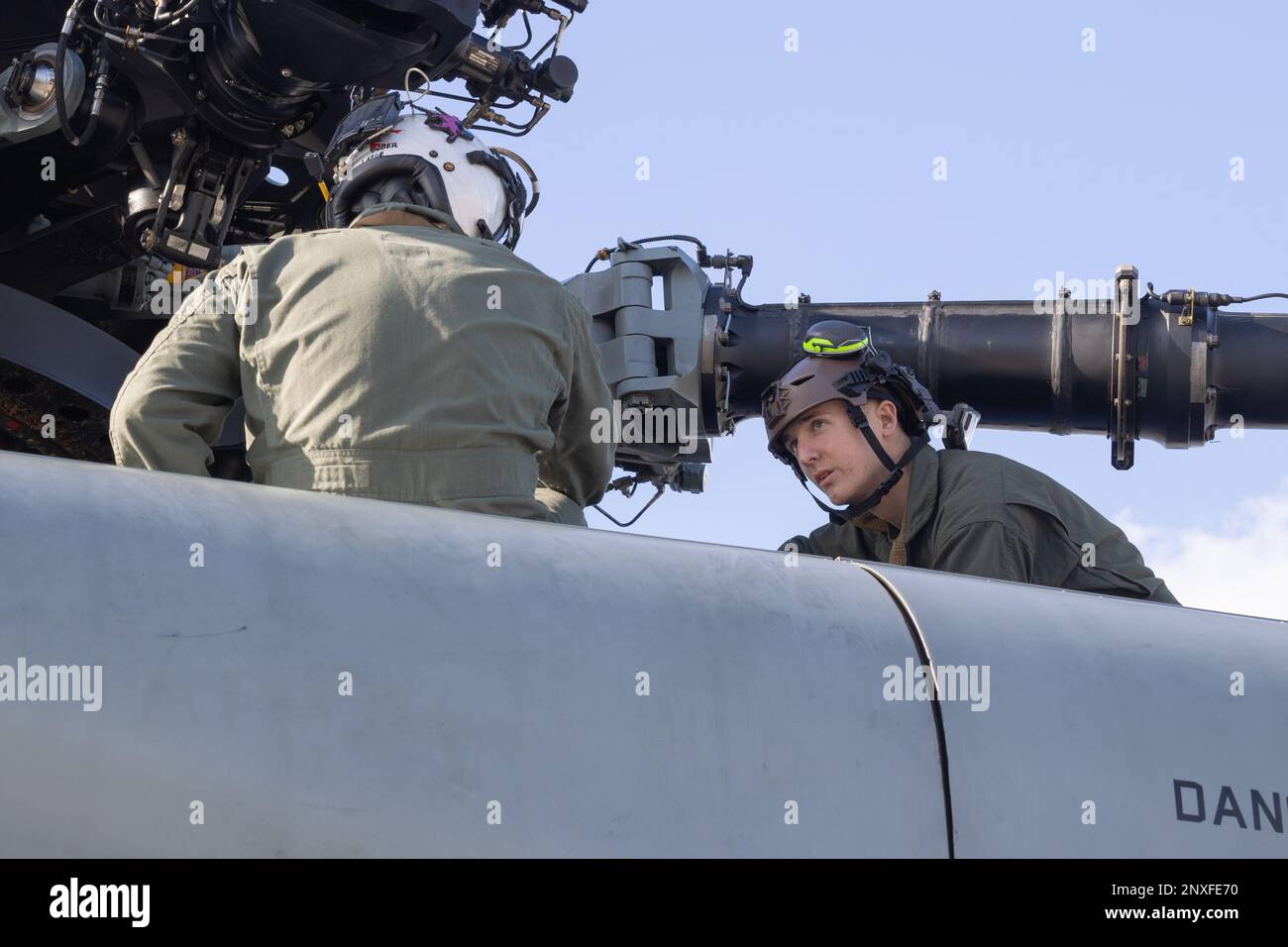 USA Marines, die dem Marine Heavy Helicopter Squadron (HMH) 465 zugeteilt sind, führen während einer integrierten Übungsübung am 26. Januar 2023 in IE Shima, Okinawa, Japan, eine Vorflugkontrolle an einem CH-53E Super-Hengst durch. HMLA 267 und HMH 465 führten integrierte Schulungen als Machbarkeitsnachweis für zukünftige verteilte Betriebsabläufe durch. Stockfoto