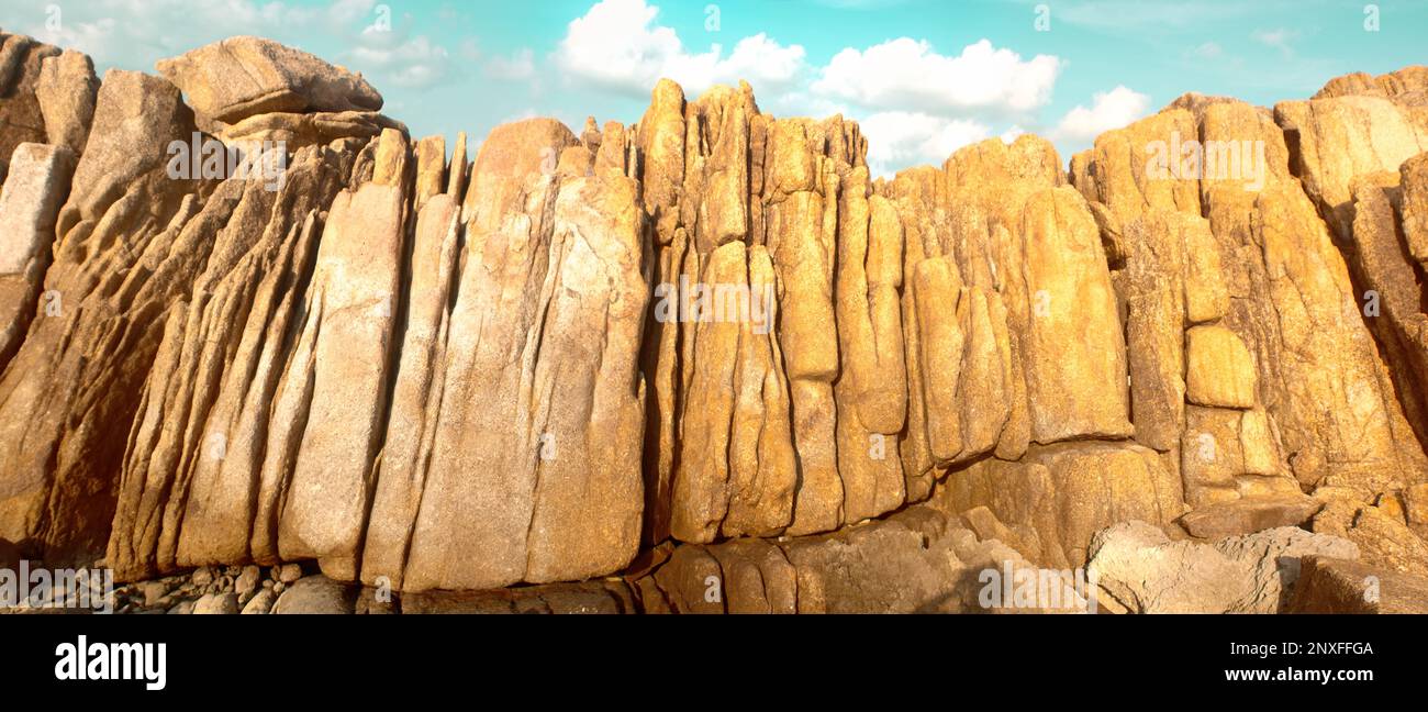 Geologie. Aufwärts gezogene Schichten, umgestürzte Sandlehmablagerungen mit Spuren von Wassererosion, vertikale Struktur Stockfoto