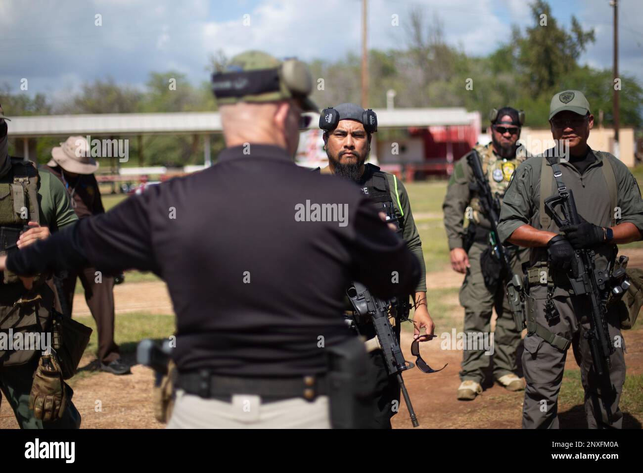 Offiziere der Polizei von Honolulu erhalten eine Einweisung, bevor sie an der Pu'ULOA Range Training Facility, Marine Corps Base Hawaii, 2. Februar 2023, eine Schulung zur Nachhaltigkeit durchführen. Die Schulung konzentrierte sich auf den Einsatz von Patrouillentaktiken in Szenarien, die reale Situationen simulieren. Stockfoto