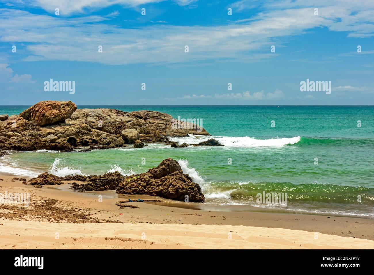 Paradiesstrand und seine Gewässer und Wellen an der Küste der Stadt Salvador in Bahia im Nordosten Brasiliens Stockfoto