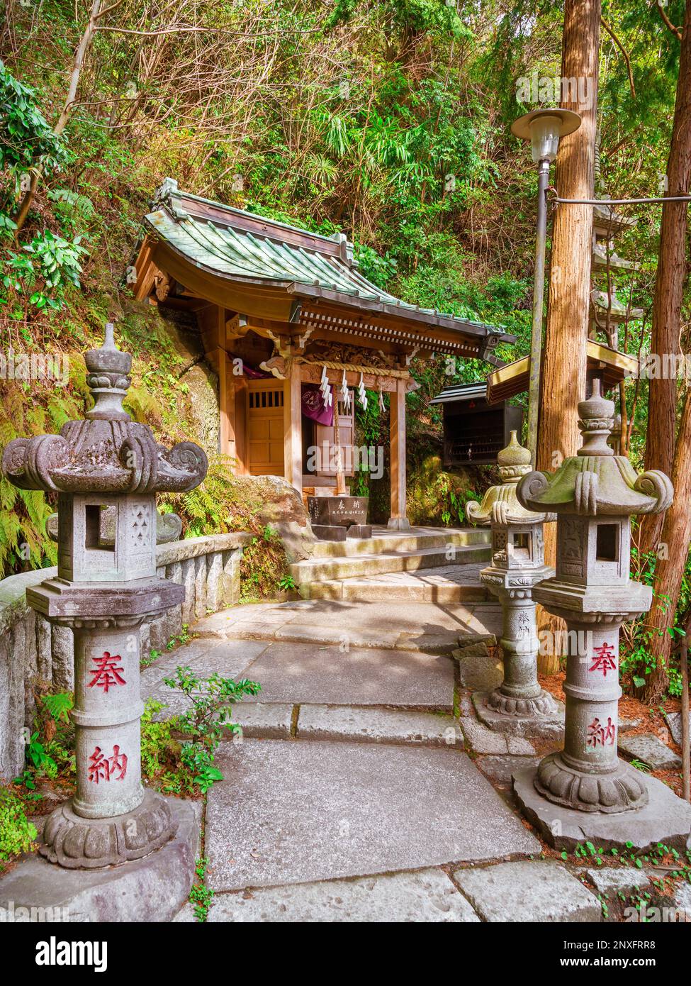 Japanisches shinto-Heiligtum. Kaminosui-Schrein in Kamakura, Teil des religiösen Komplexes Zeniarai Benten Stockfoto