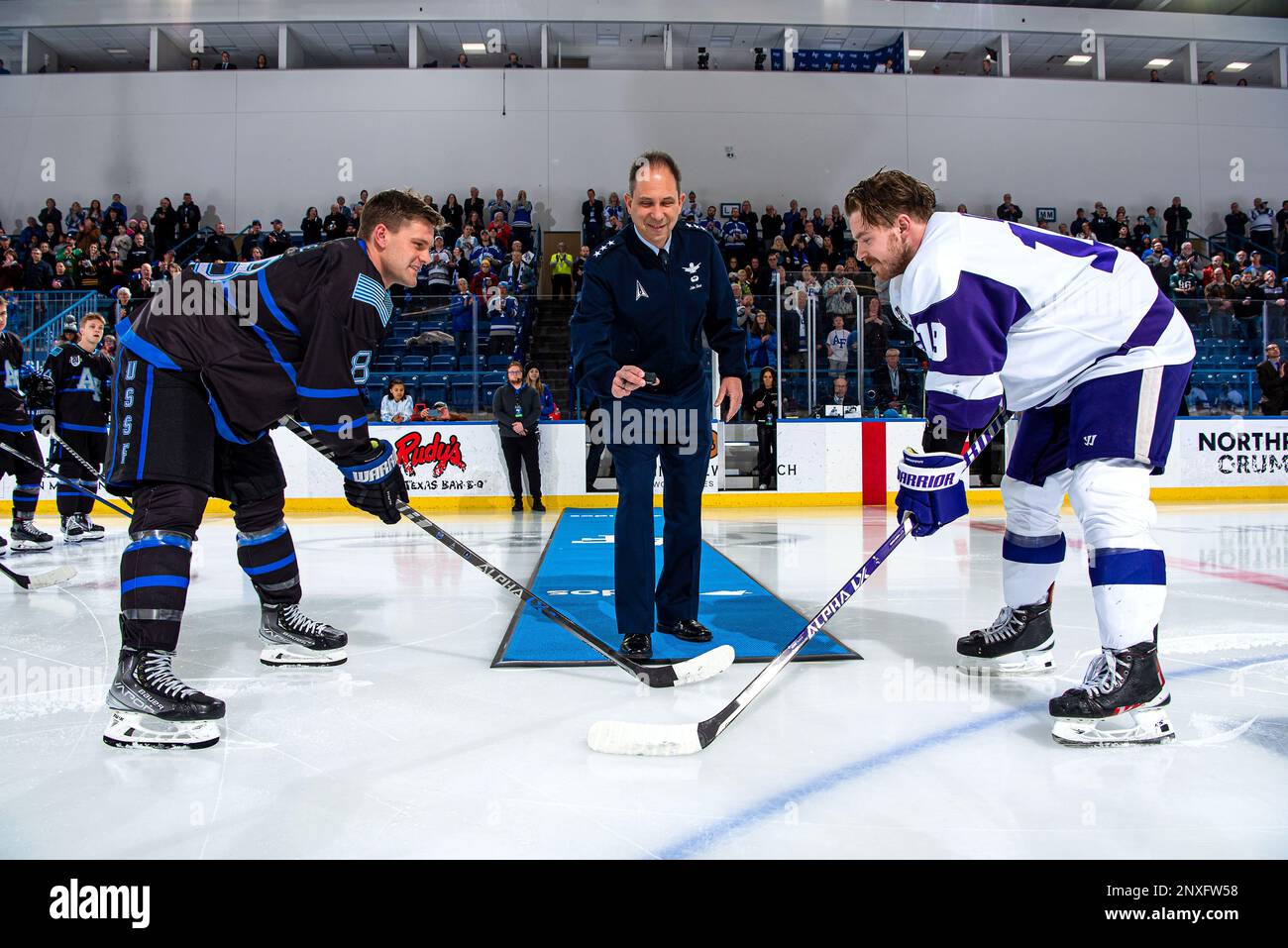 USA Akademie der Luftwaffe... Lieutenant General John E. Shaw Deputy Commander, USA Space Command führt den zeremoniellen Puck-Drop für Blake Bride von der Air Force und Ryan Cox von der Niagara University vor einem Hockeyspiel in der Cadet Ice Arena am 21. Januar 2023 in Colorado Springs, Colorado, Colorado, durch. Die Air Force wurde von Niagara 1-2 besiegt. Stockfoto