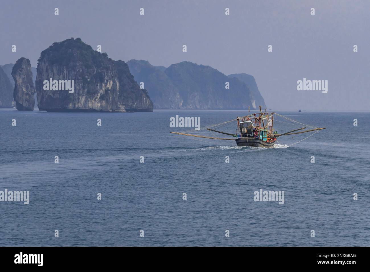 Angeln Schoner Junksegelboot in Ha Long Bay Stockfoto