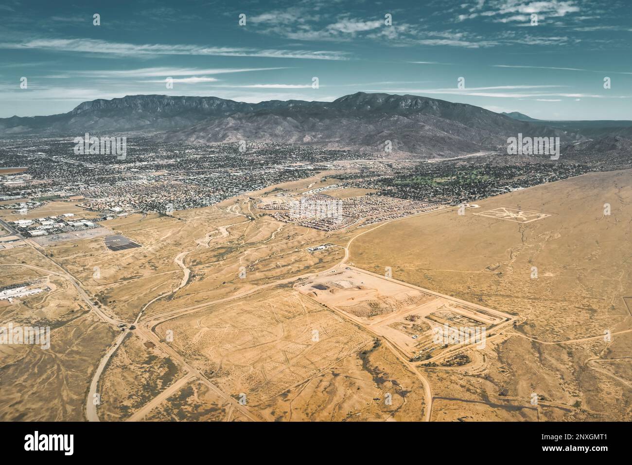 Albuquerque und die Sandia Mountains in New Mexico, USA aus der Vogelperspektive. Stockfoto