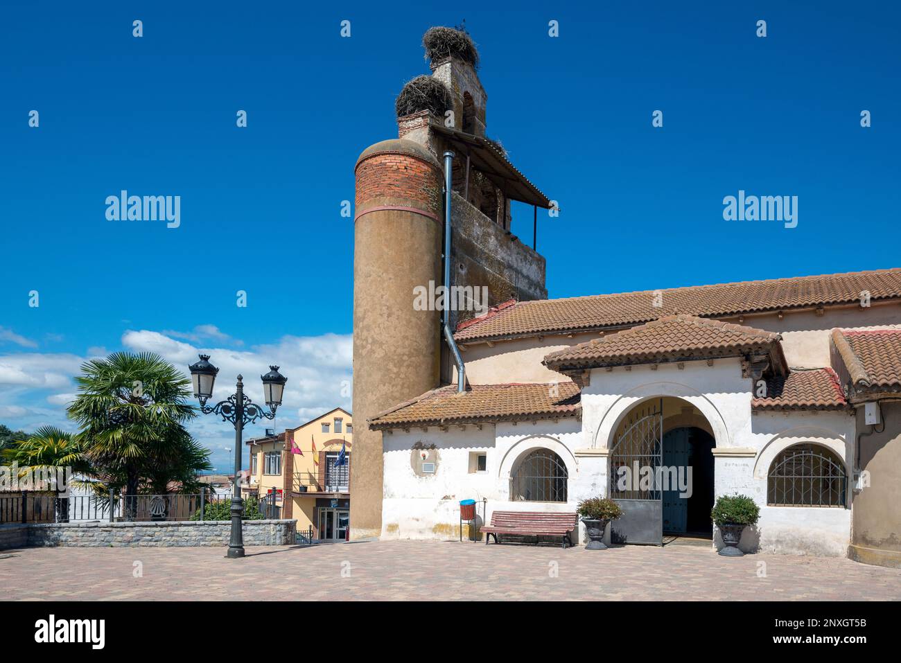 Die Iglesia Parroquial de Santiago in Villar de Mazarife ist eine Pfarrkirche in der spanischen Provinz León. Gewidmet der St.. Jakobus der Apostel Stockfoto
