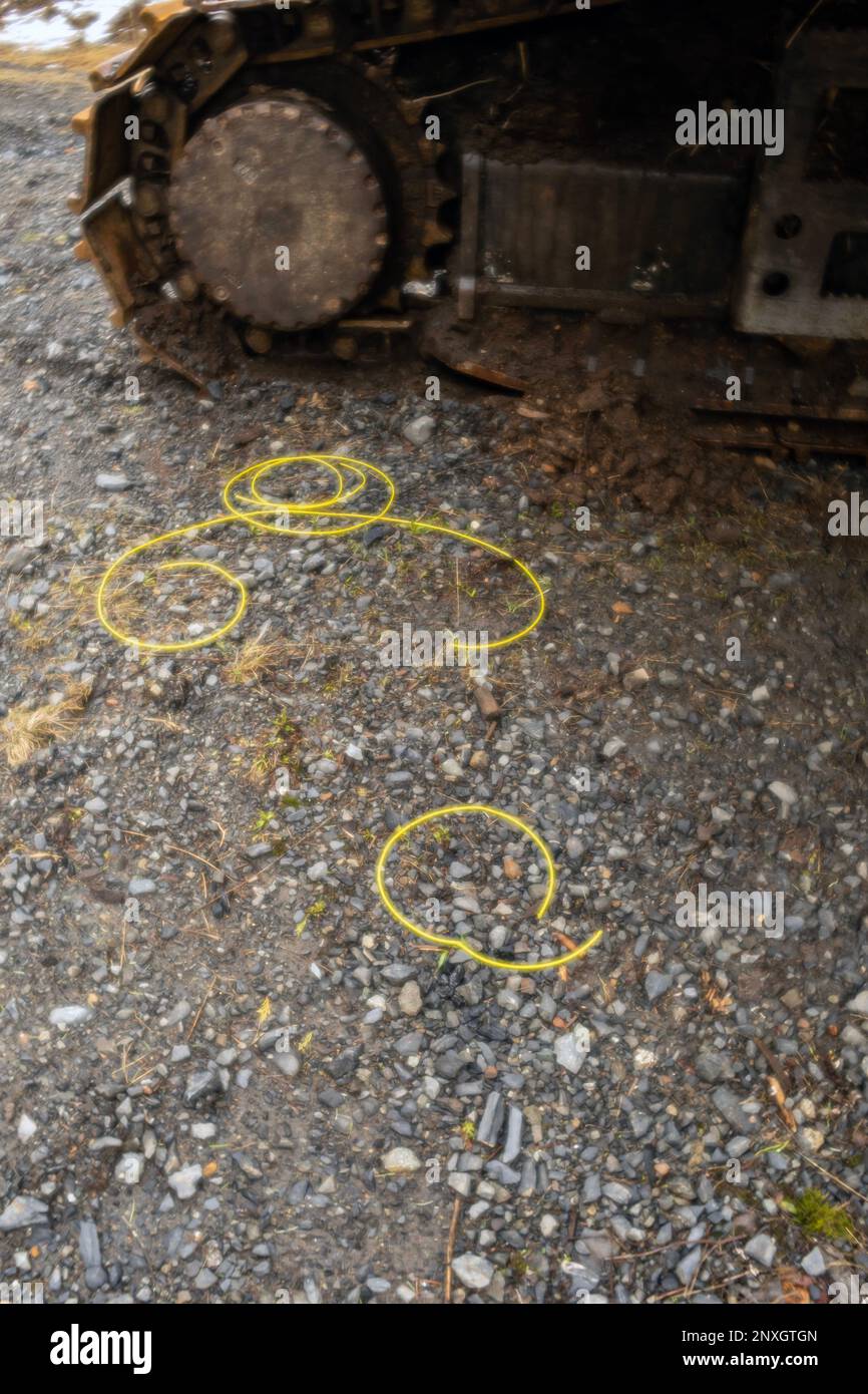 WA23141-00... WASHINGTON - Weed-wacker-Seil links auf dem Boden neben einem Bagger in einer Freischneidung auf DNR-Land. Fotografiert mit einem Lensbaby Velvet 28. Stockfoto