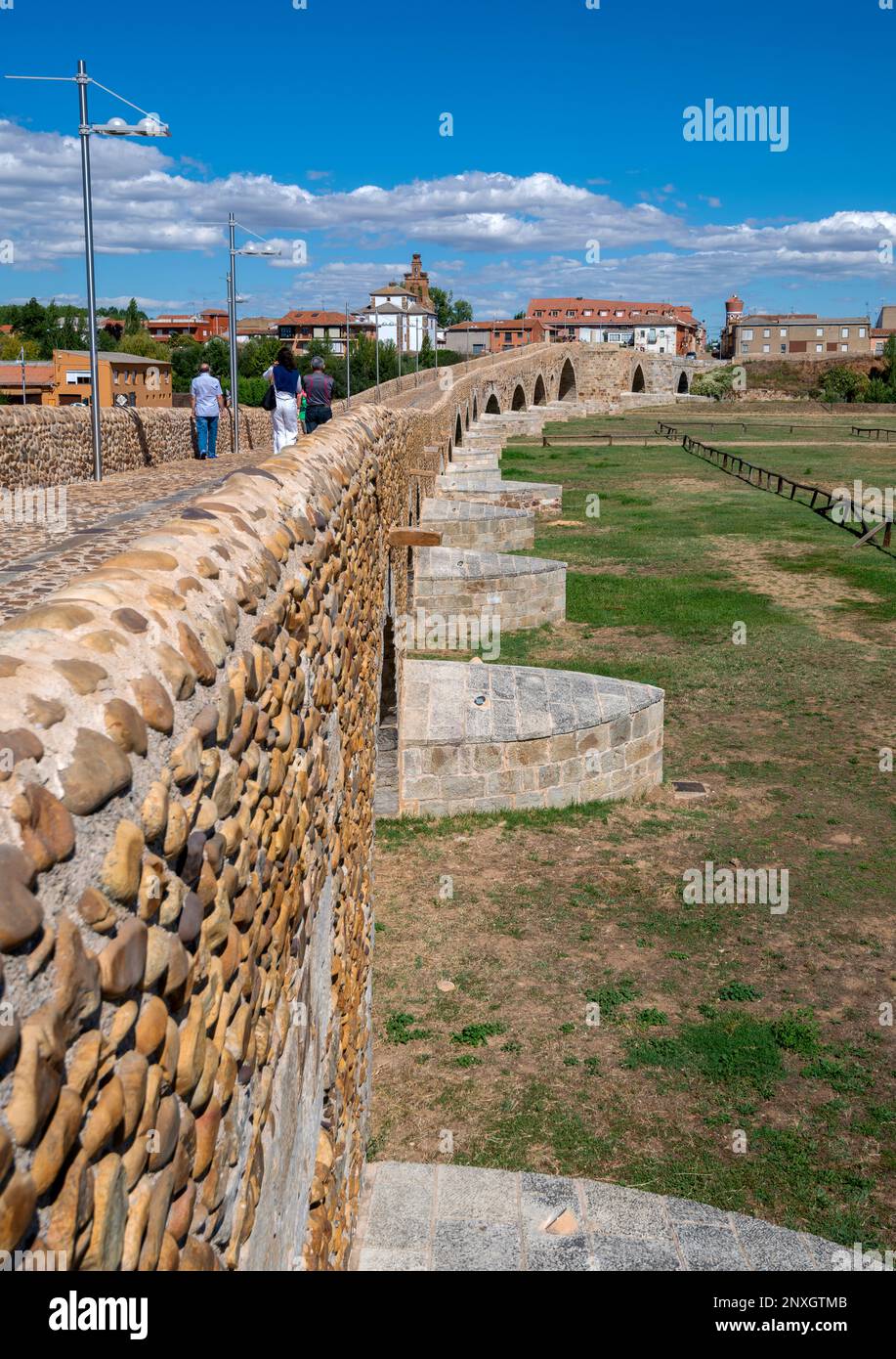 Puente del Paso Honroso Fluss im Hospital de Orbigo auf dem Jakobsweg, Spanien Stockfoto